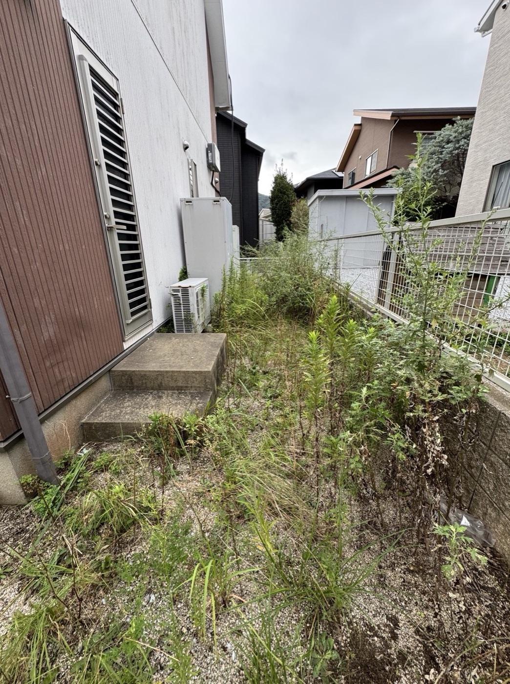 作業前：家の脇の細い通路も、隅々までスッキリ