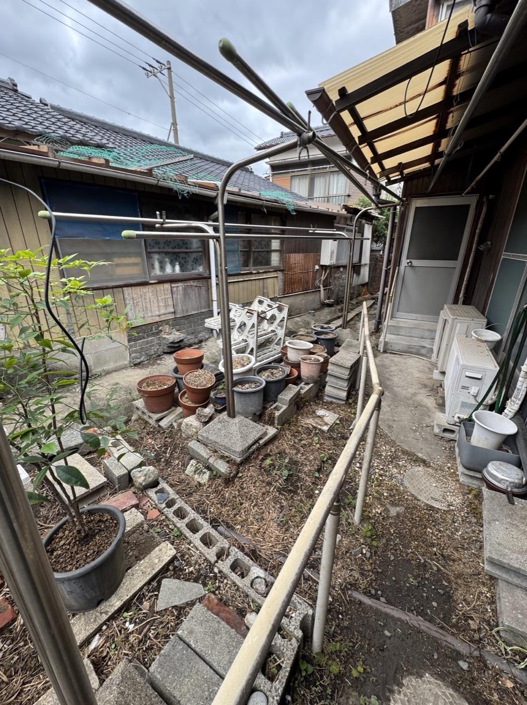 作業後：物干しと通路が使えるようになった庭