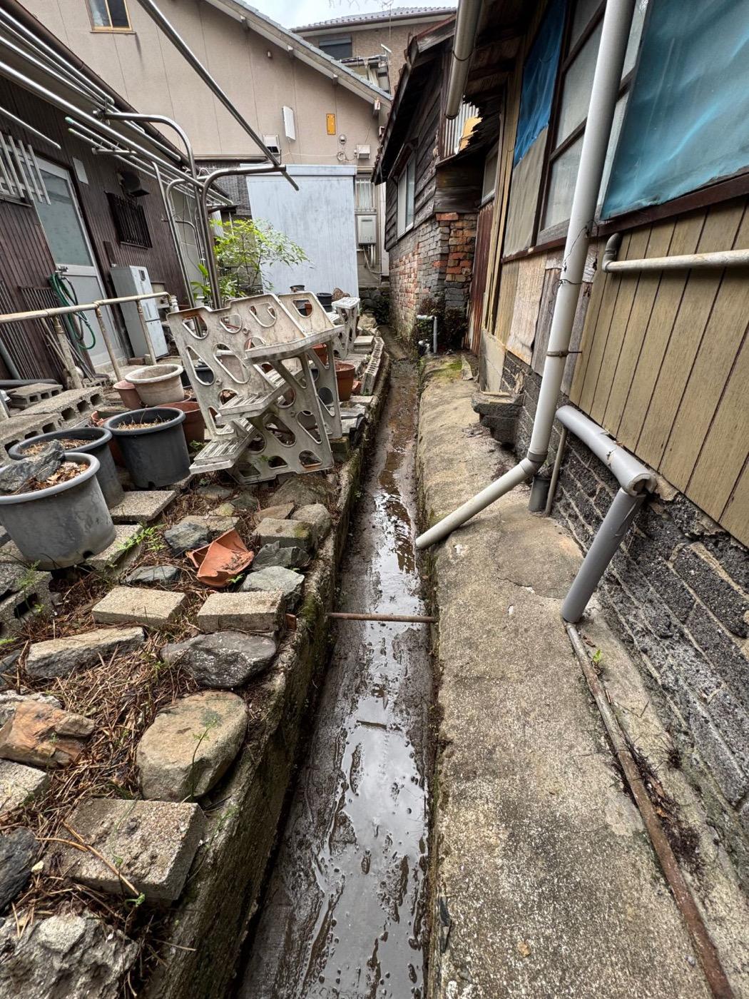 作業後：鉢や資材のわきの側溝にたまった泥と草を取り、流れを回復